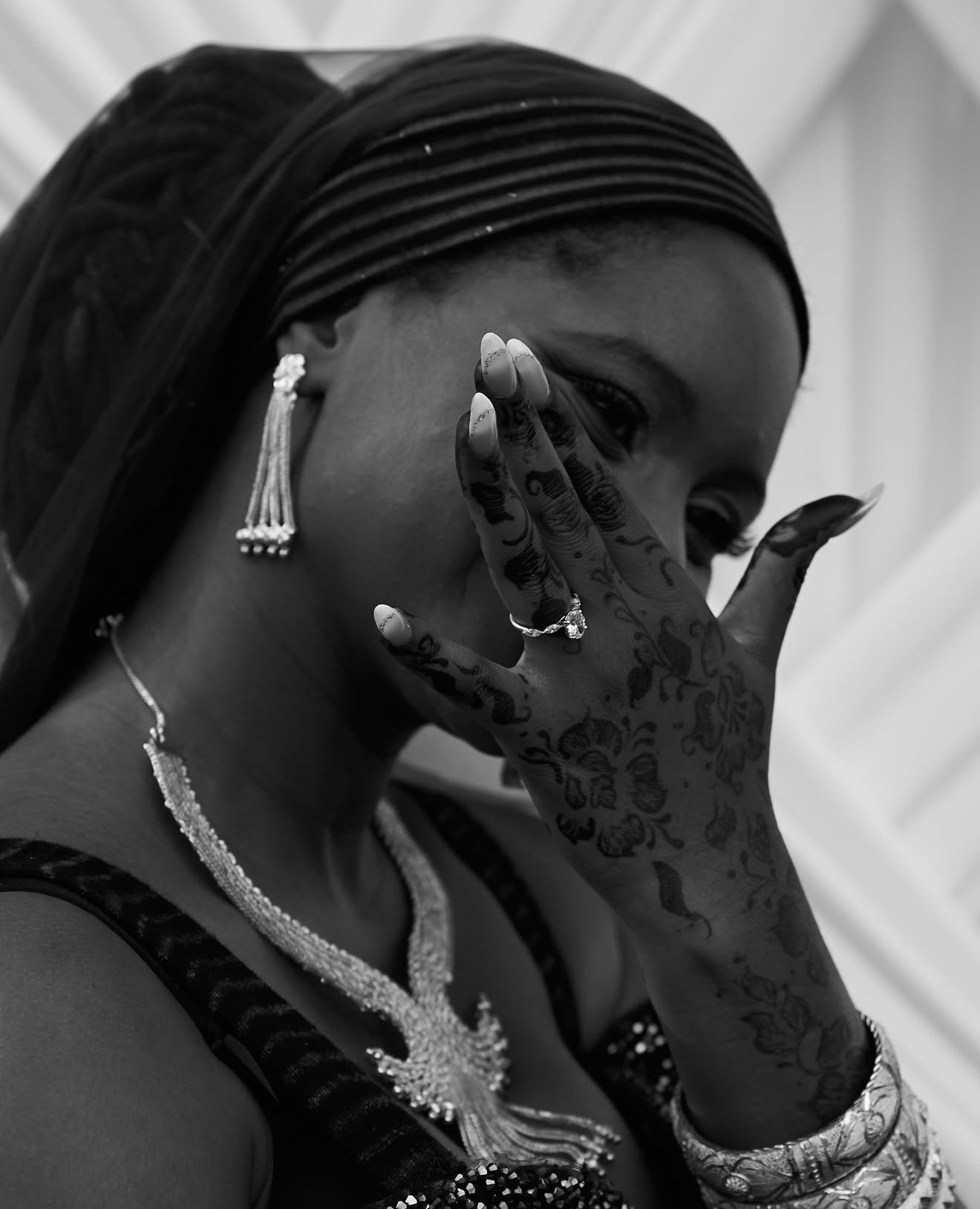 Bijoux portés — bague, collier et boucles d'oreilles Keihal